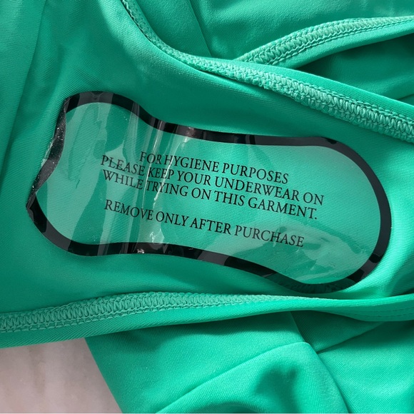 Women's UNE PIECE NWT Classic Square Neck One Piece Swim Suit-Green-Sz 20 - Picture 9 of 12